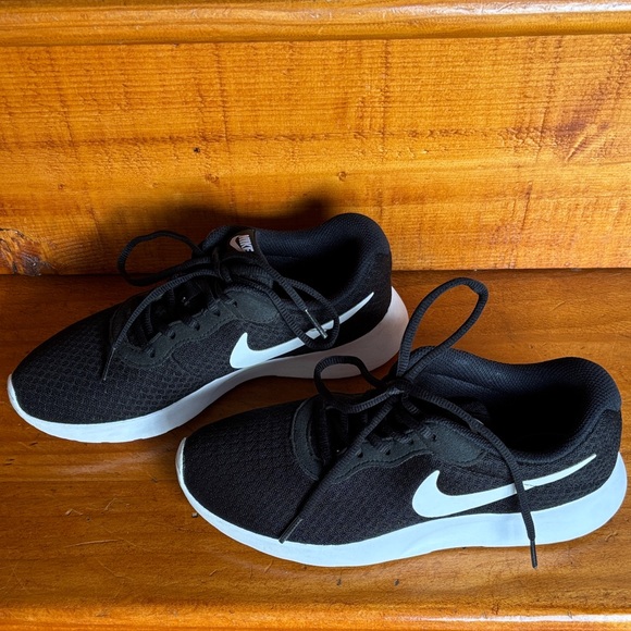 Nike Women's Black and White Tanjun - Picture 1 of 5